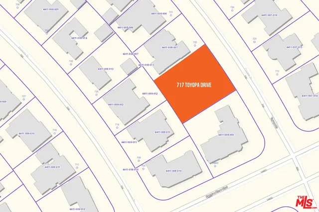 a picture of a wall with a white wall