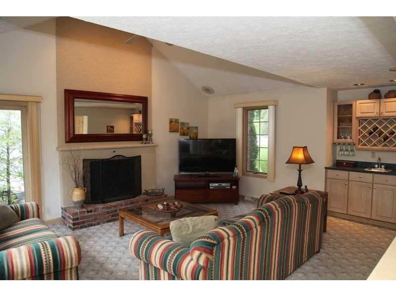 608 Victory Road Pittsburgh, PA 15237 - Photo 3 of 22 Family Room. Wow! That s Entertaining!