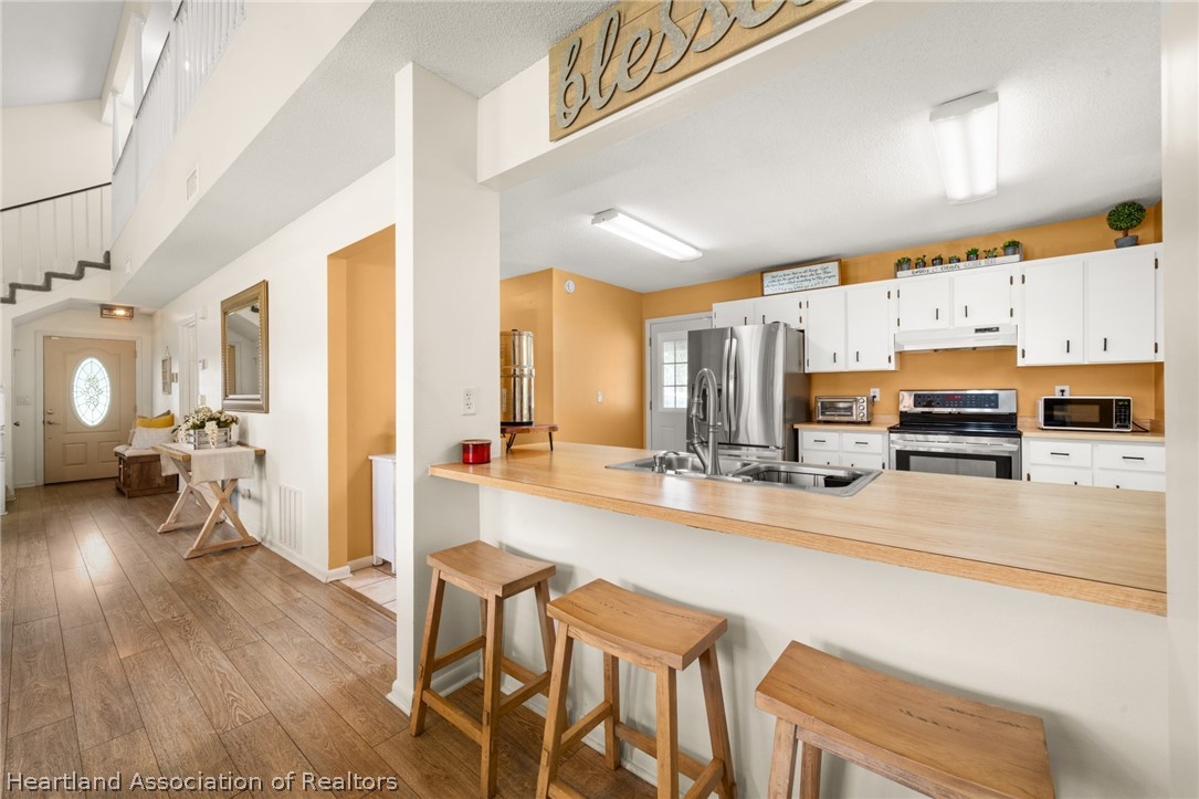 3103 Duffer Road Sebring, FL 33872 - Photo 6 of 29 a large living room with stainless steel appliances furniture a couch and a view of living room