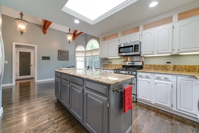 $970,000 | 15393 West Oak Spring Road, Libertyville, IL 60048