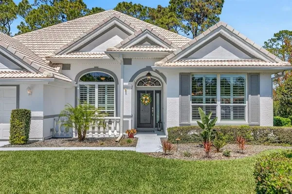 a view of livingroom with furniture