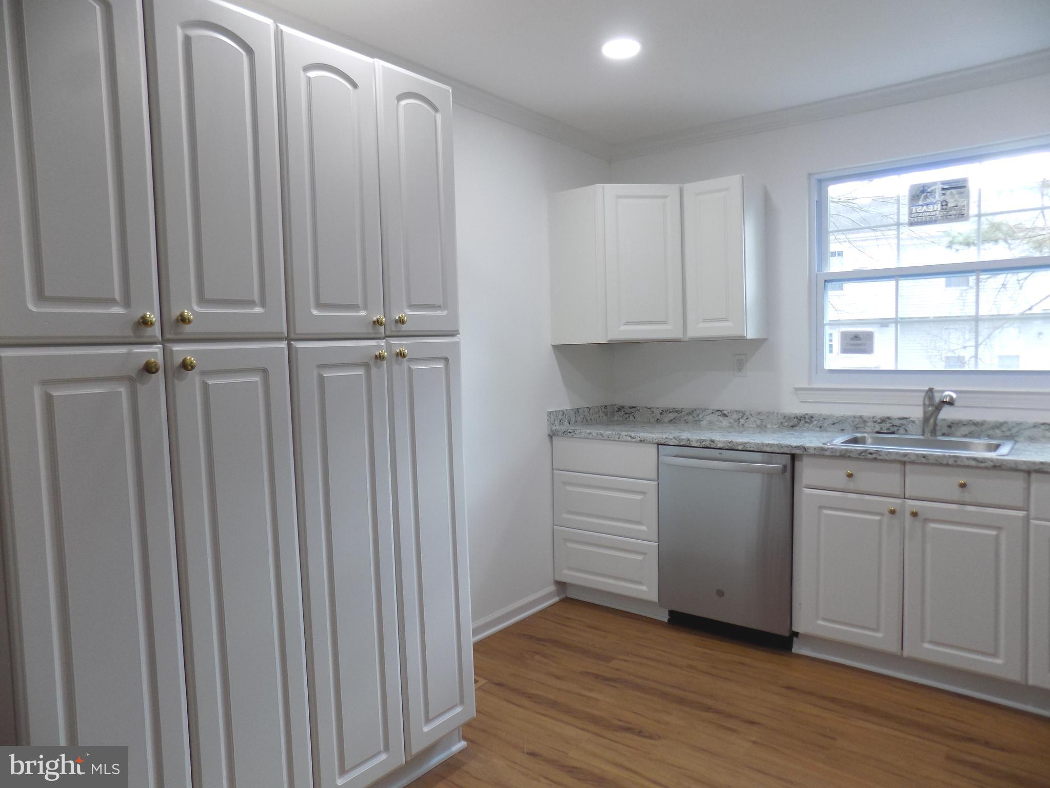 10598 Reed's Landing Circle Burke, VA 22015 - Photo 3 of 14 All new cabinets (knobs still being installed)