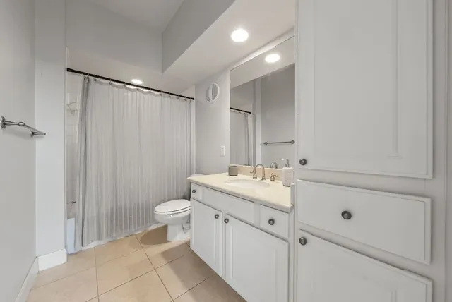 $2,000 | 7701 Rialto Boulevard, Unit 1426, Austin, TX 78735