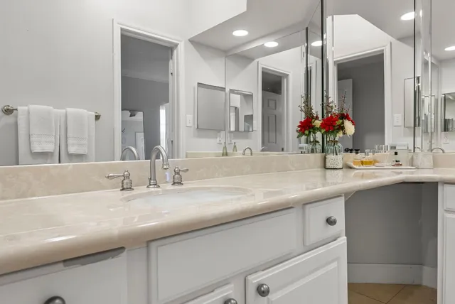 $2,000 | 7701 Rialto Boulevard, Unit 1426, Austin, TX 78735