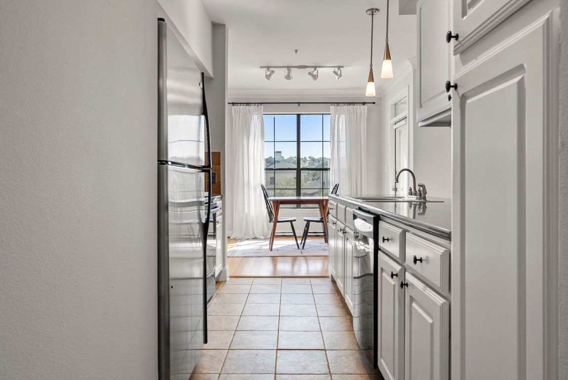 7701 Rialto Boulevard, Unit 1426 Austin, TX 78735 - Photo 23 of 29 a very nice looking room with a large window