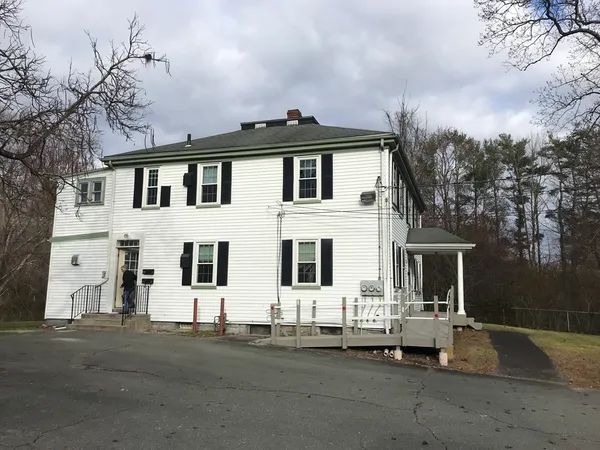 $2,950 | 176 Plymouth Street, Unit 2, Bridgewater, MA 02324