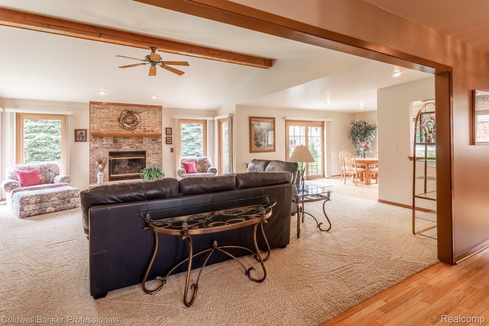 19263 Gill Road Livonia, MI 48152 - Photo 7 of 39