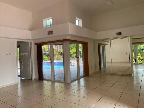 a view of an entryway with a livingroom