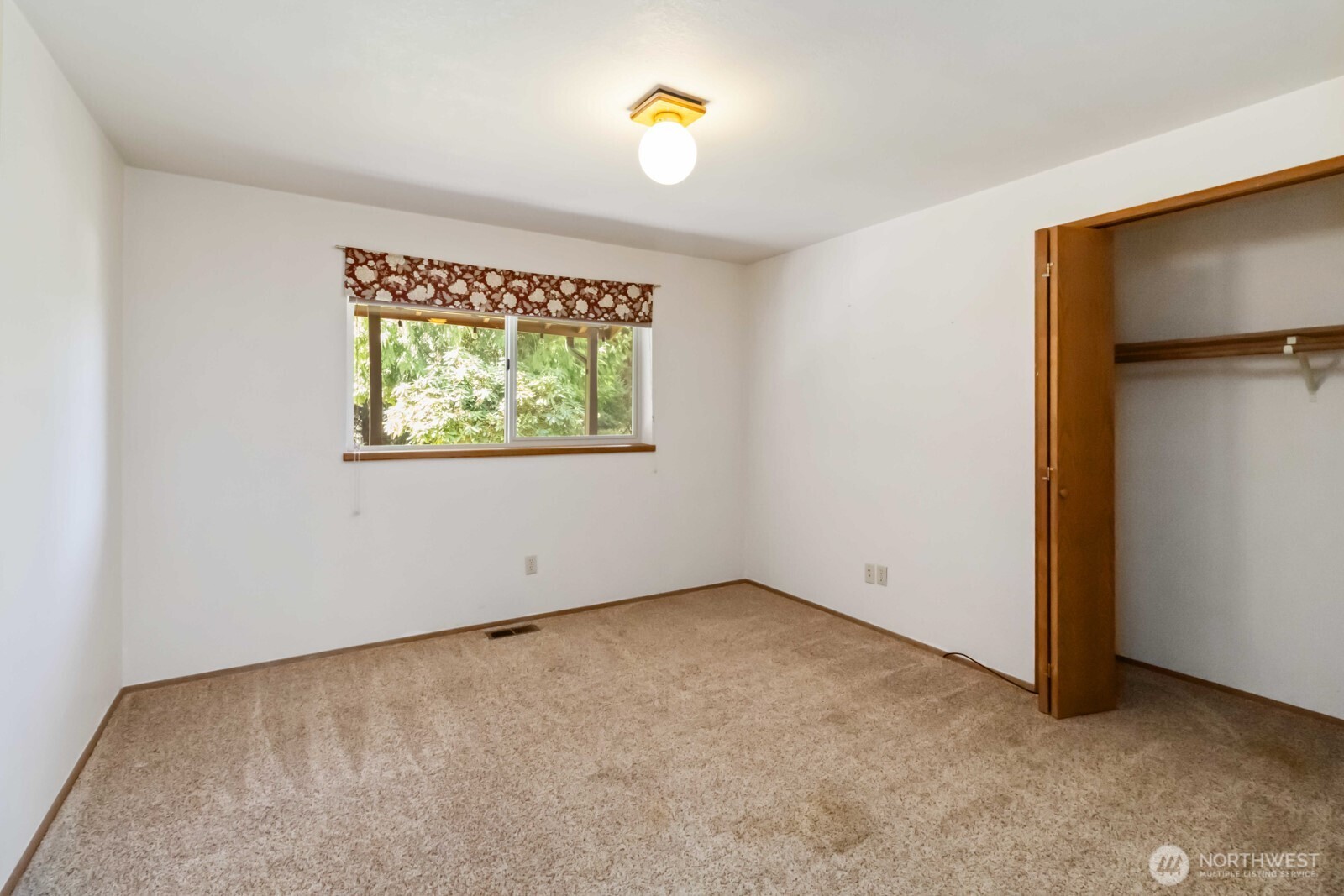 207 Tillicum Drive Chehalis, WA 98532 - Photo 27 of 40 an empty room with windows