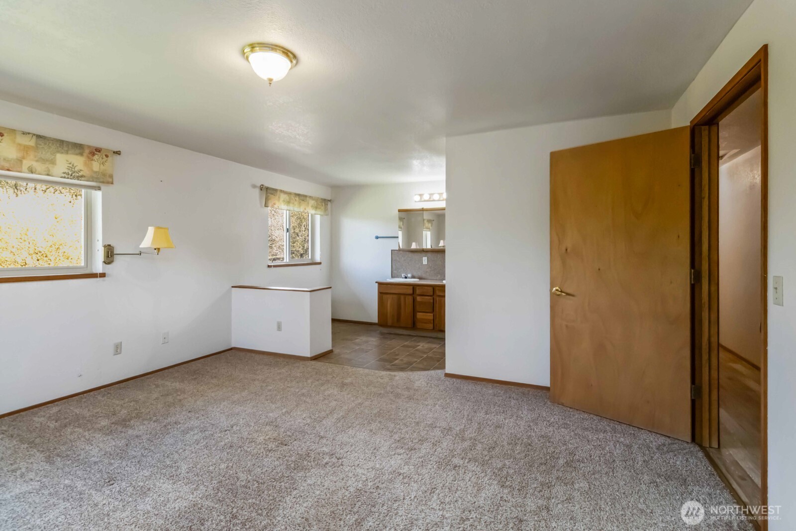 207 Tillicum Drive Chehalis, WA 98532 - Photo 30 of 40 an empty room with windows and closet