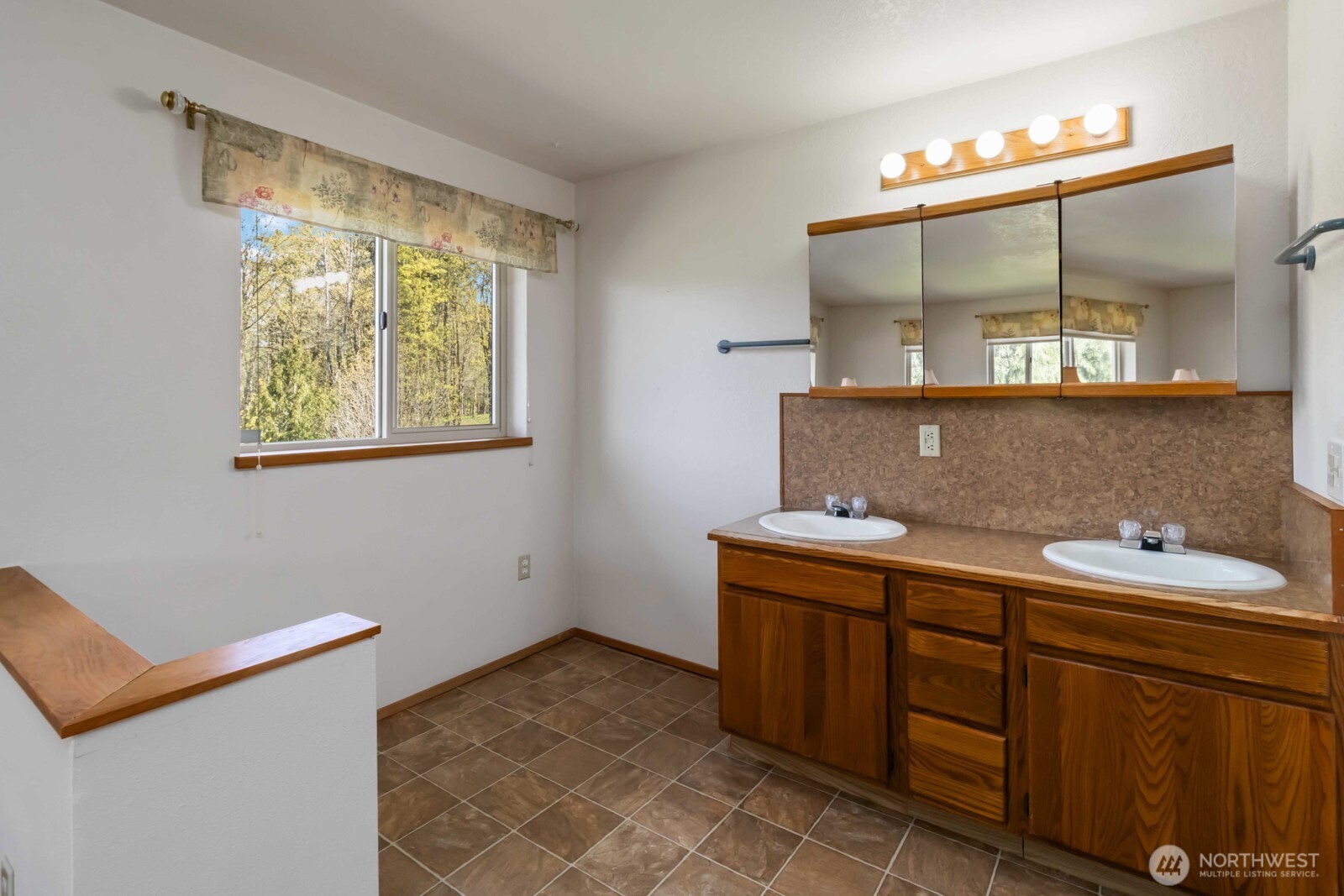207 Tillicum Drive Chehalis, WA 98532 - Photo 32 of 40 a room with a sink cabinets and utility