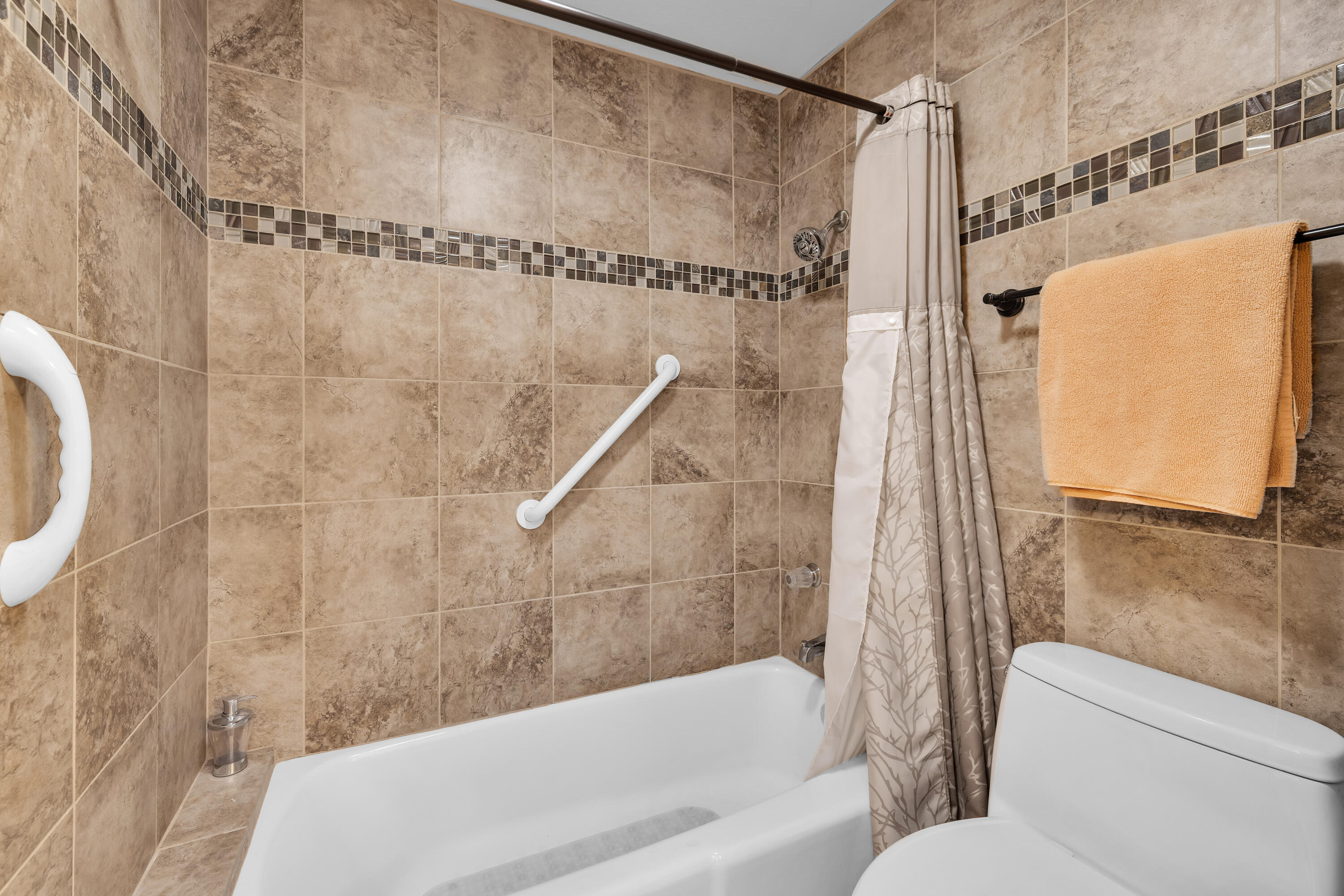 45 Verde Way Palm Desert, CA 92260 - Photo 34 of 48 a bathroom with a bathtub and a shower