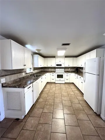 a view of a livingroom with furniture