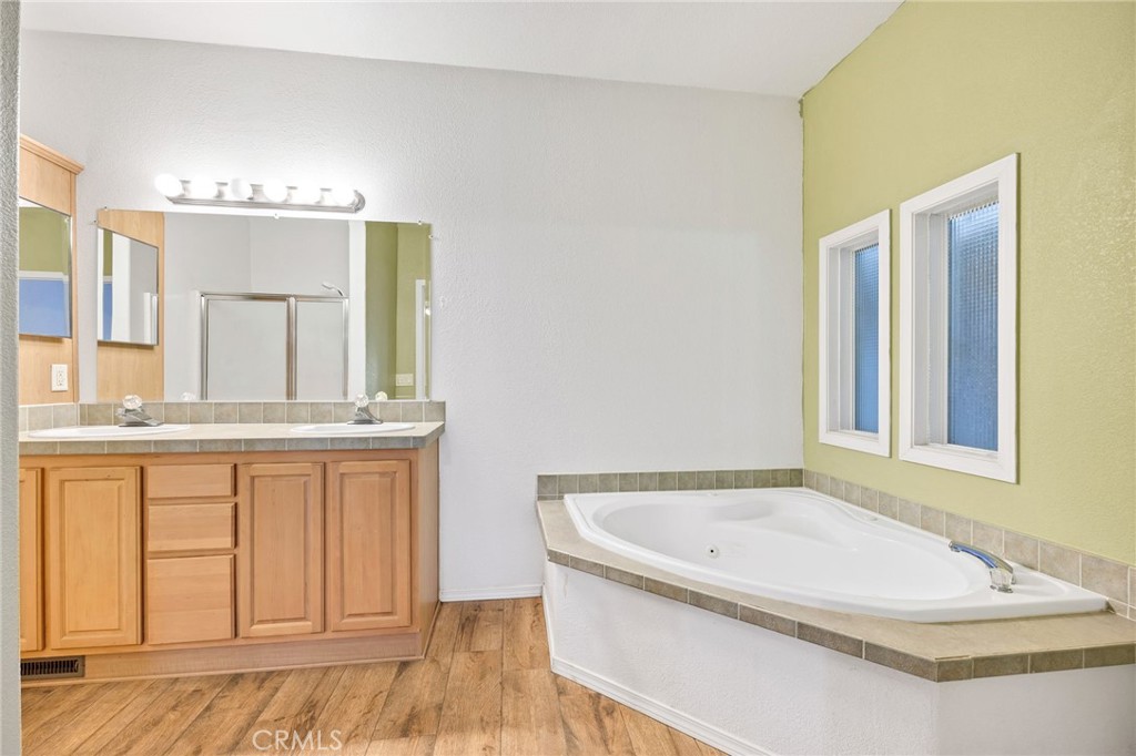 43870 Wilson Valley Road Hemet, CA 92544 - Photo 21 of 35 a bathroom with a bathtub and a sink