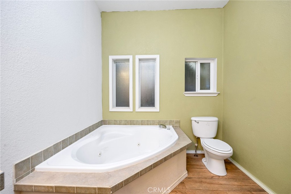 43870 Wilson Valley Road Hemet, CA 92544 - Photo 22 of 35 a bathroom with a toilet and a bathtub