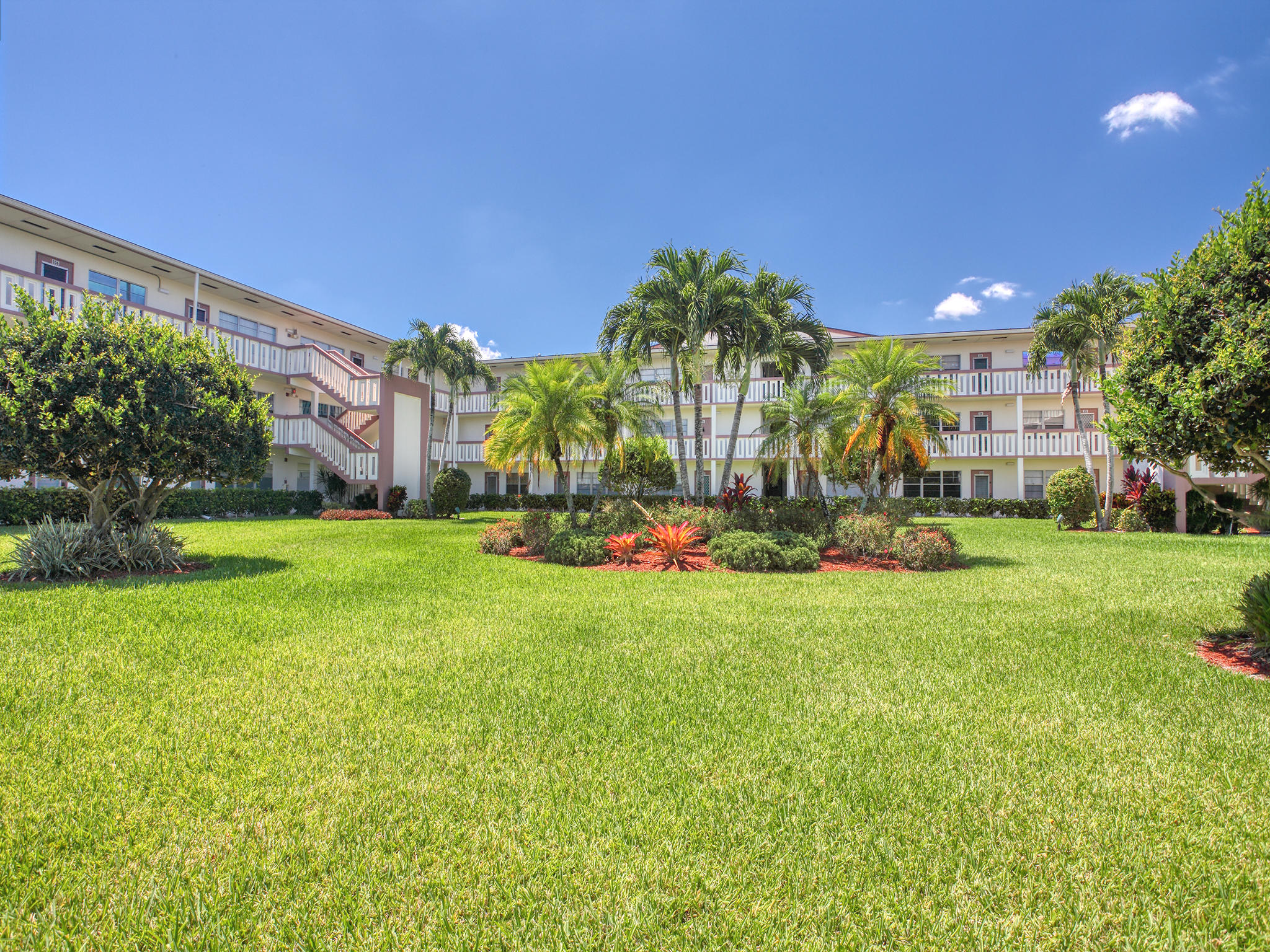 305 Preston F, Unit H Boca Raton, FL 33434 - Photo 3 of 38 EXTERIOR