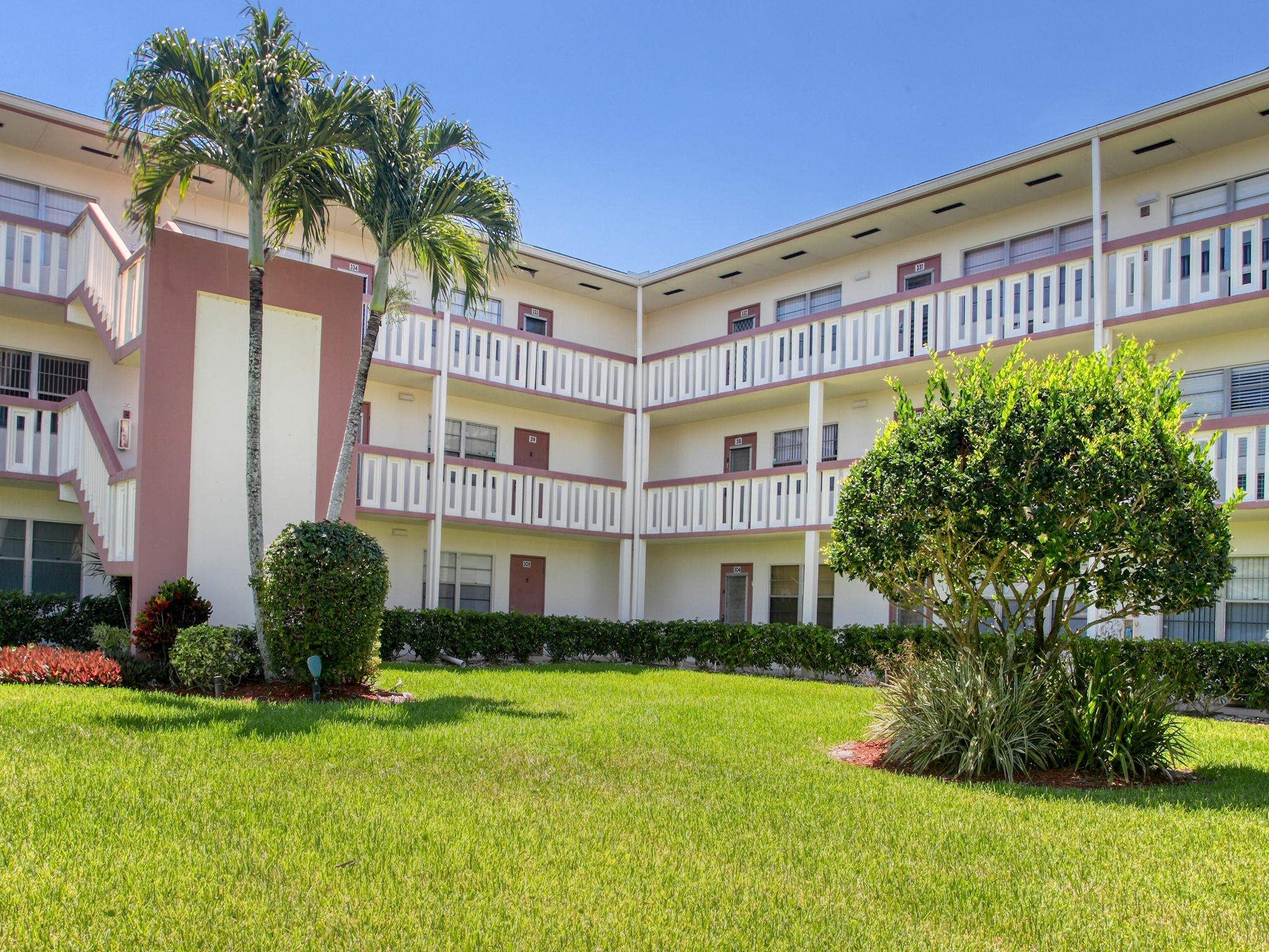 305 Preston F, Unit H Boca Raton, FL 33434 - Photo 4 of 38 EXTERIOR