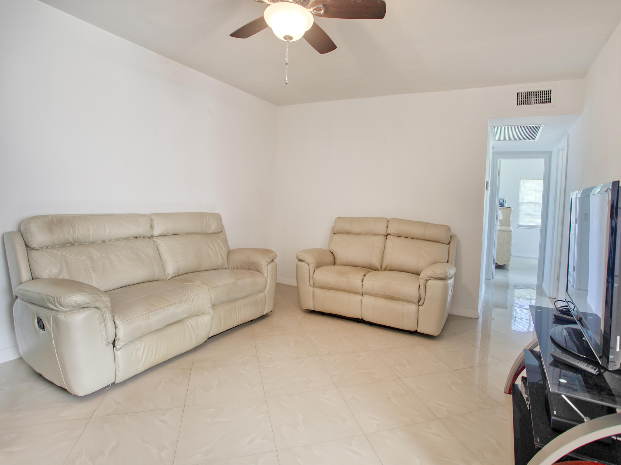 305 Preston F, Unit H Boca Raton, FL 33434 - Photo 6 of 38 LIVING ROOM