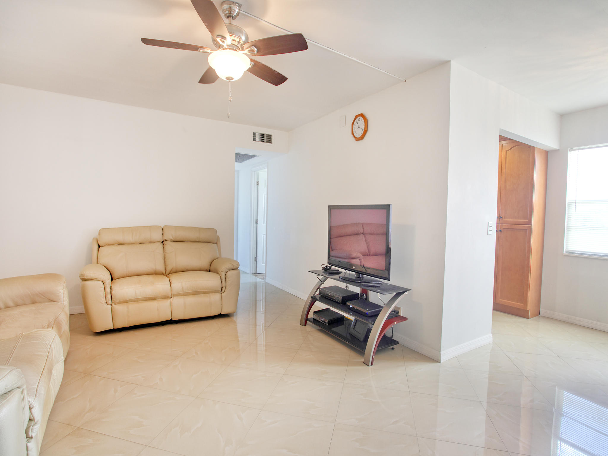 305 Preston F, Unit H Boca Raton, FL 33434 - Photo 7 of 38 LIVING ROOM