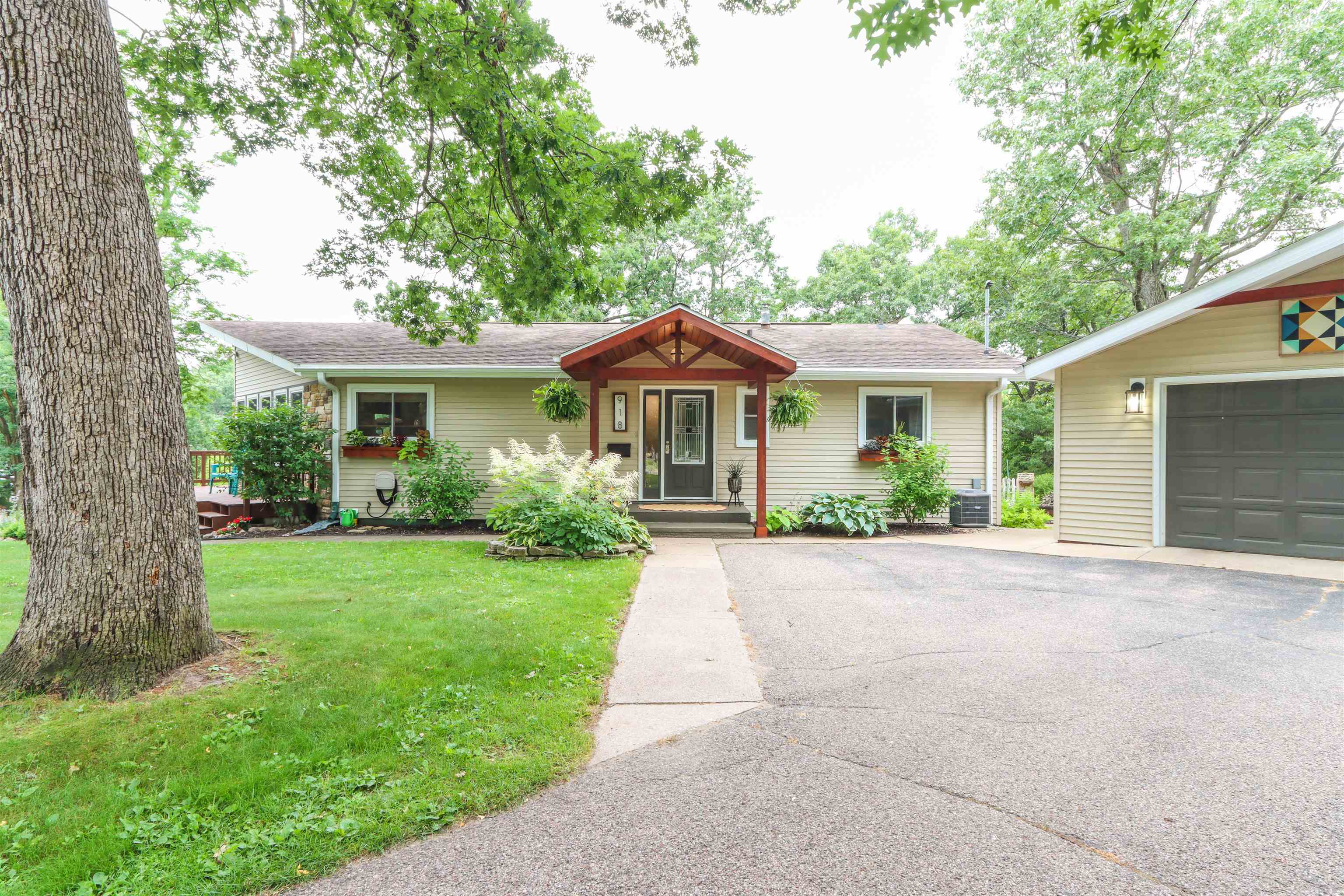 918 South Main Street Waupaca, WI 54981 - Photo 3 of 51