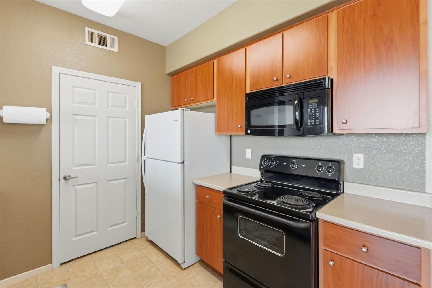 1240 Whitney Ranch Parkway, Unit PW338 Rocklin, CA 95765 - Photo 13 of 58 a kitchen with a stove microwave and refrigerator