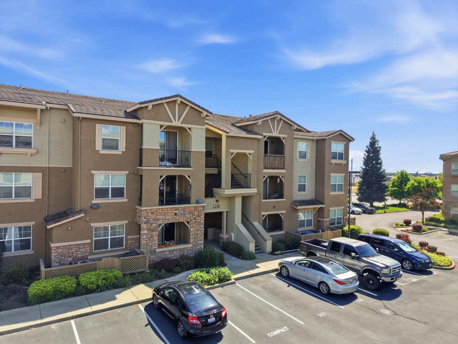 1240 Whitney Ranch Parkway, Unit PW338 Rocklin, CA 95765 - Photo 36 of 58 a front view of a house with yard and parking
