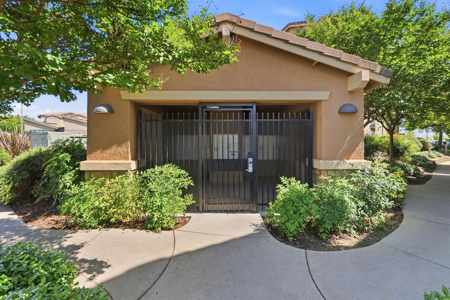 1240 Whitney Ranch Parkway, Unit PW338 Rocklin, CA 95765 - Photo 53 of 58 a front view of a house with garden