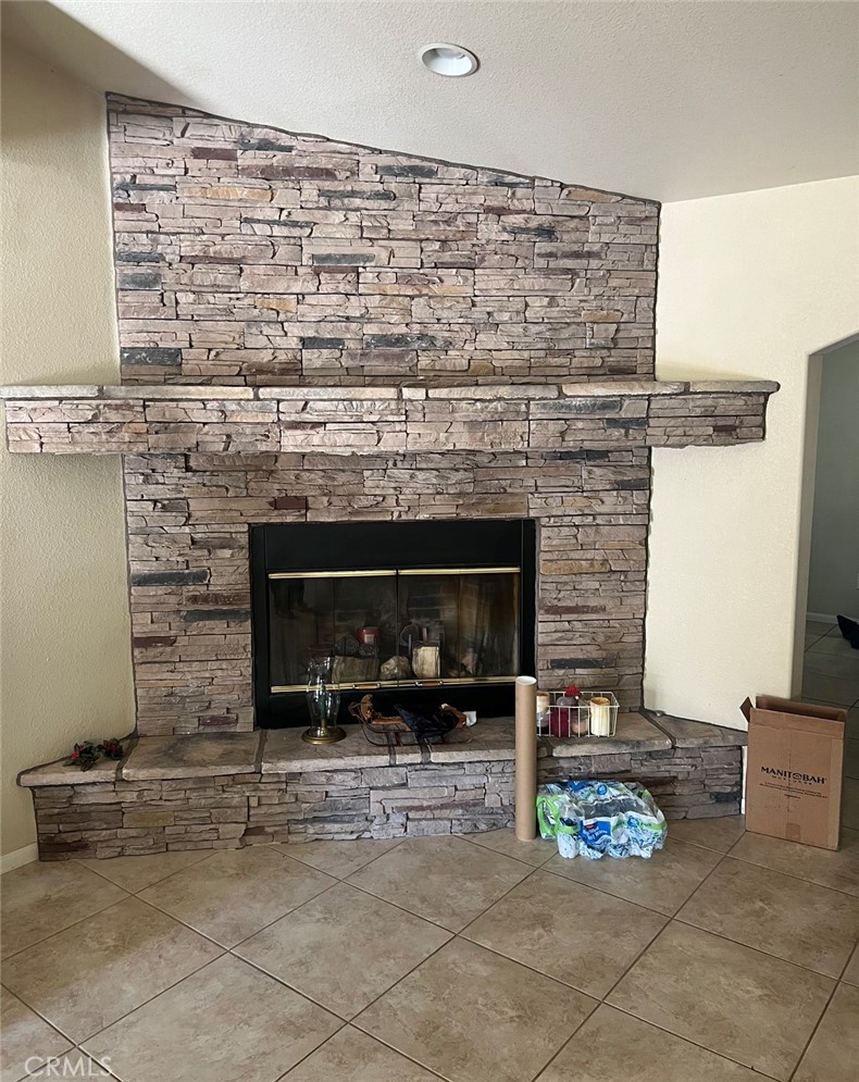 32636 Sapphire Road Lucerne Valley, CA 92356 - Photo 6 of 19 a living room with furniture