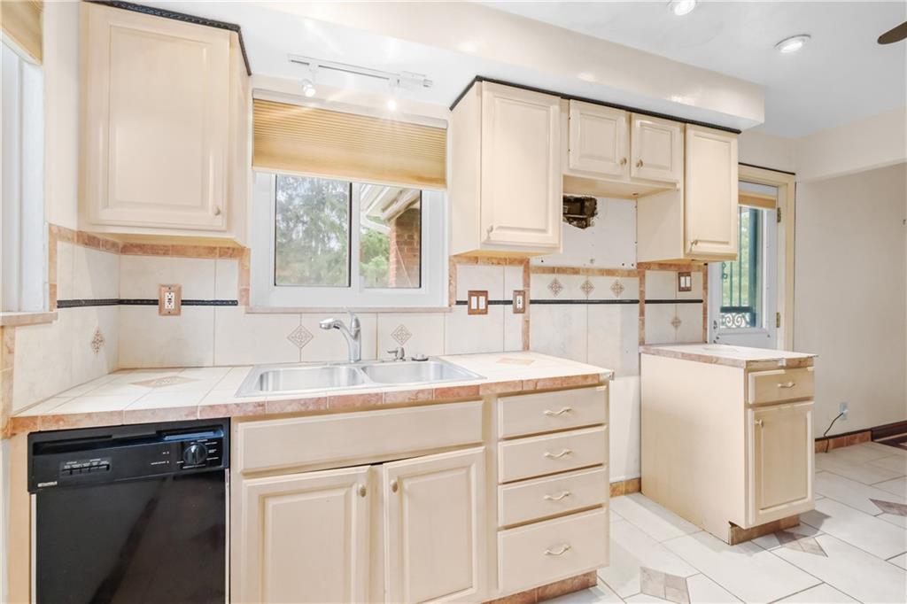 8140 Aber Road Verona, PA 15147 - Photo 8 of 29 Gallery Image 8