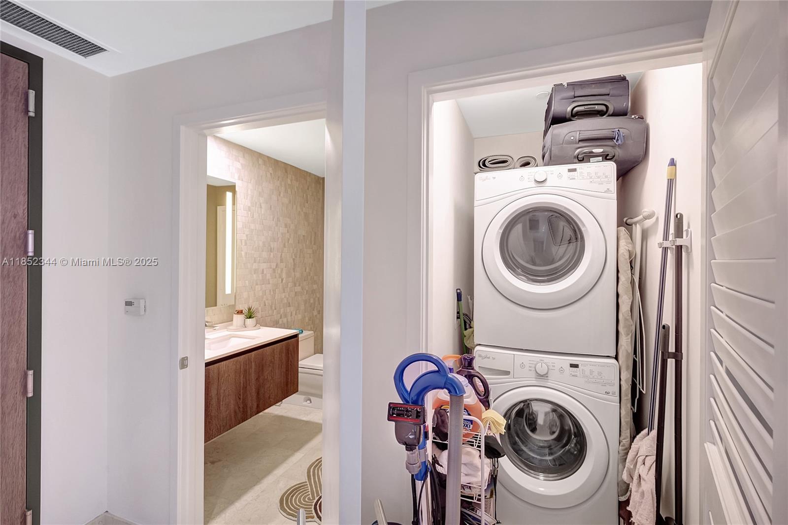 88 Southwest 7th Street, Unit 3003 Miami, FL 33130 - Photo 27 of 43