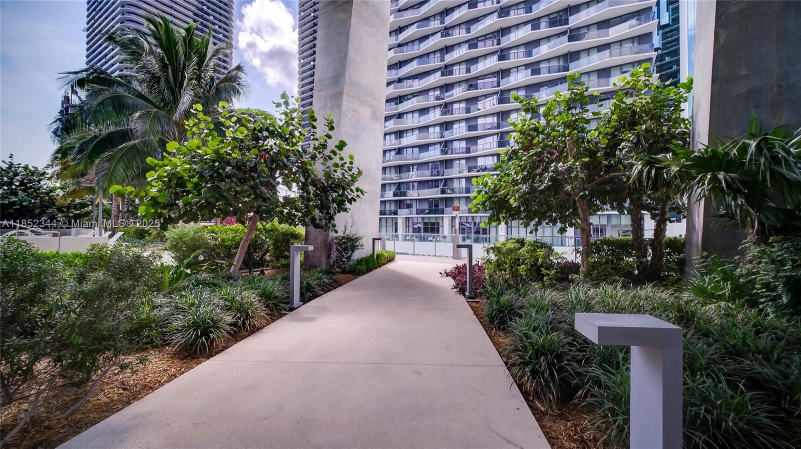 88 Southwest 7th Street, Unit 3003 Miami, FL 33130 - Photo 37 of 43