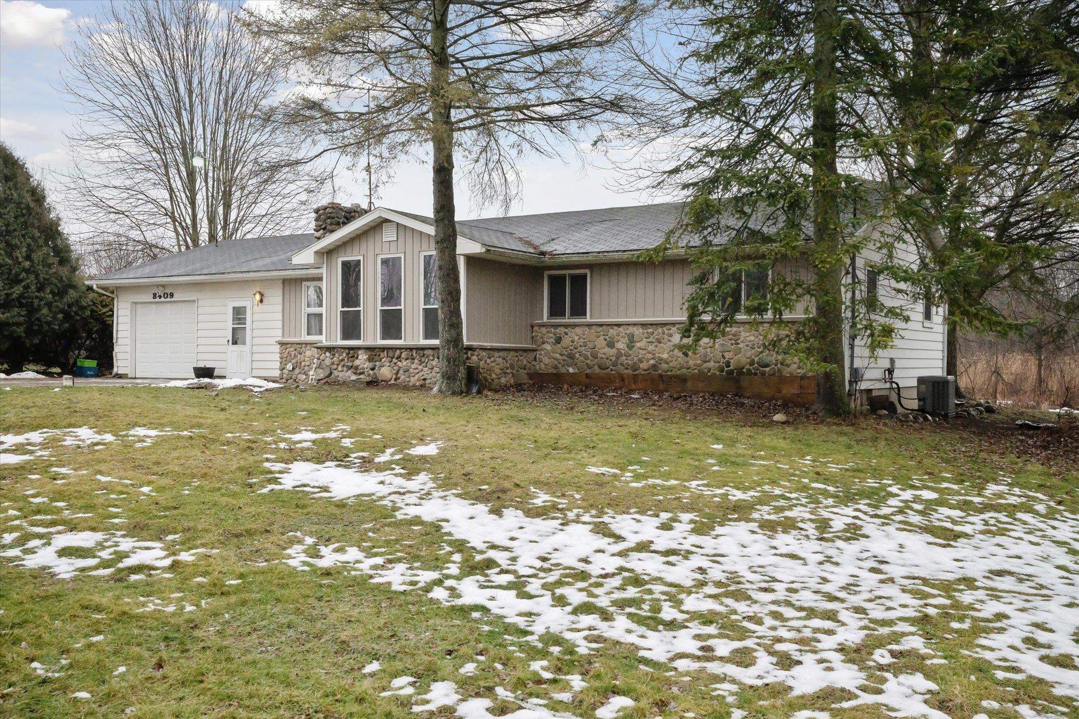 8409 West Rolston Road Linden, MI 48451 - Photo 3 of 29 50101286-2.JPG