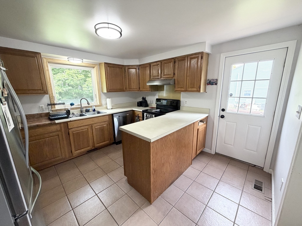 28 Armory Road Southbridge, MA 01550 - Photo 4 of 32