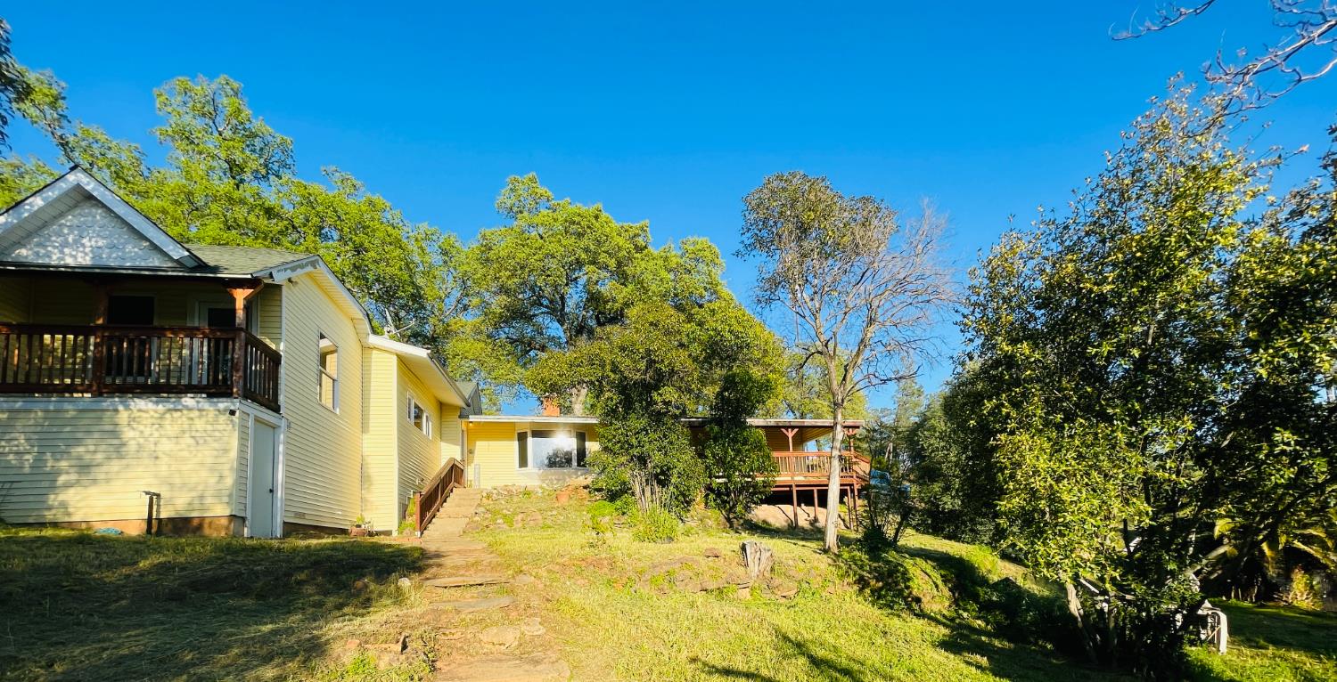 a view of outdoor space yard and balcony