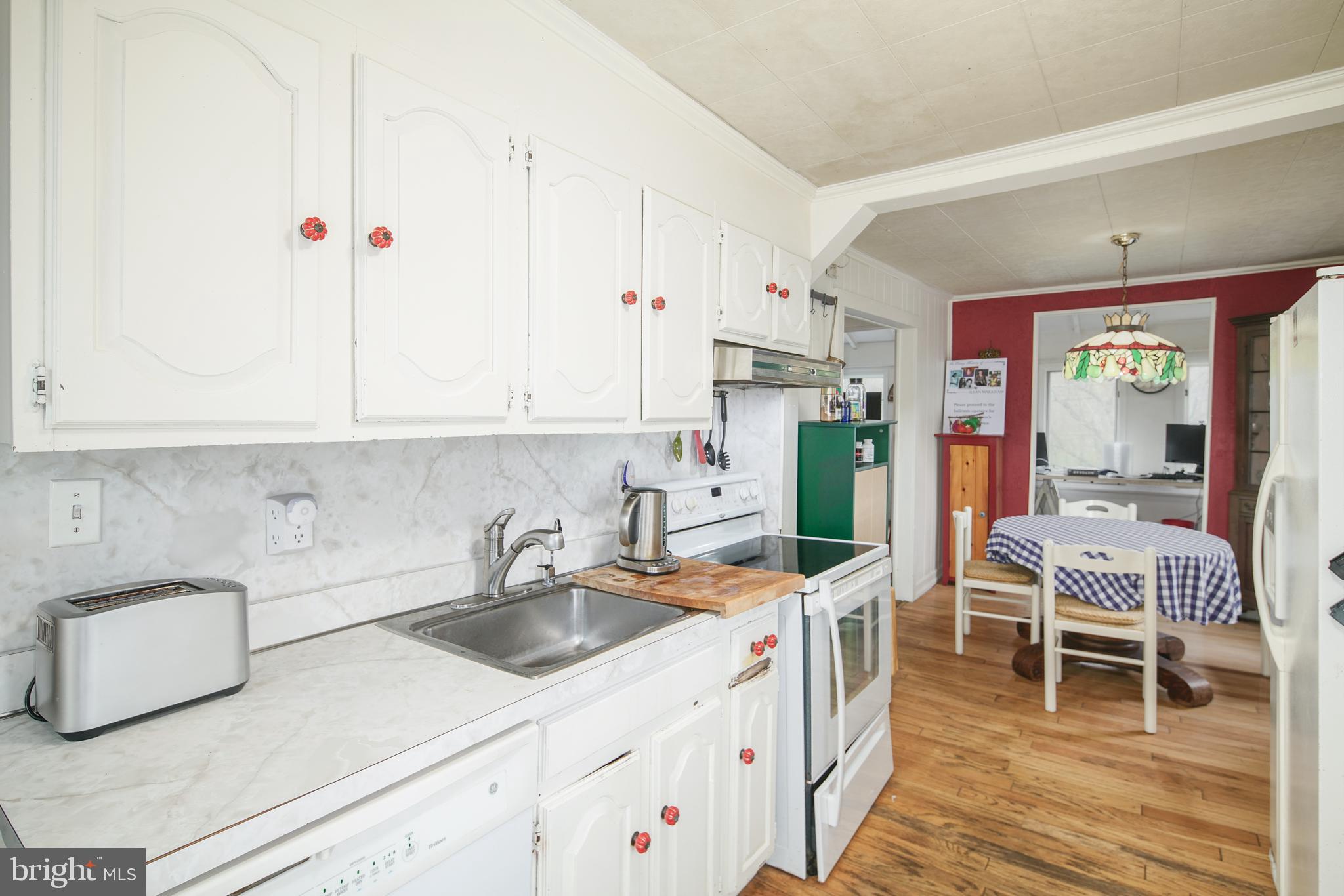 Eat-in Kitchen