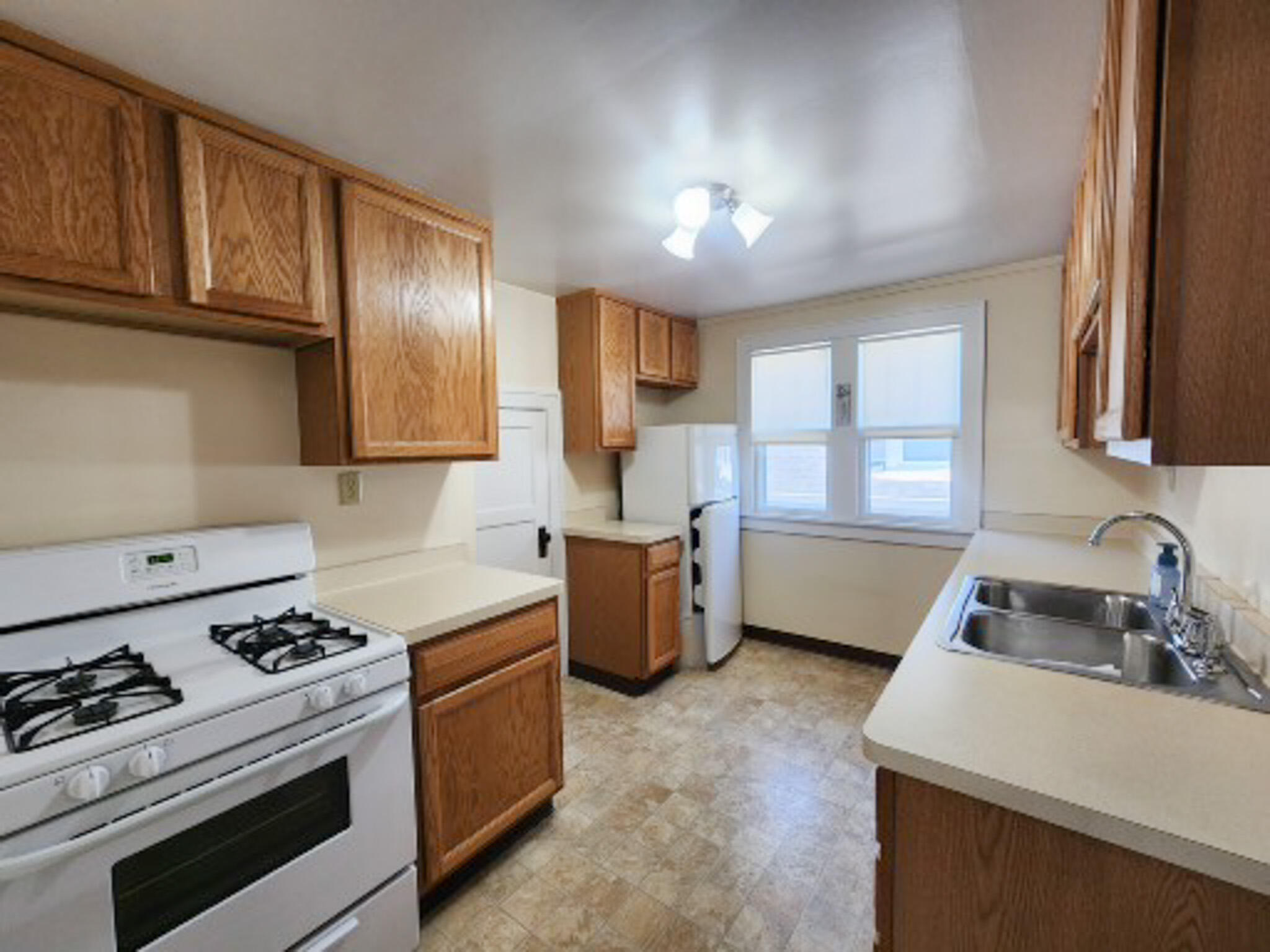 1235 Monroe Avenue Racine, WI 53405 - Photo 4 of 7 Kitchen