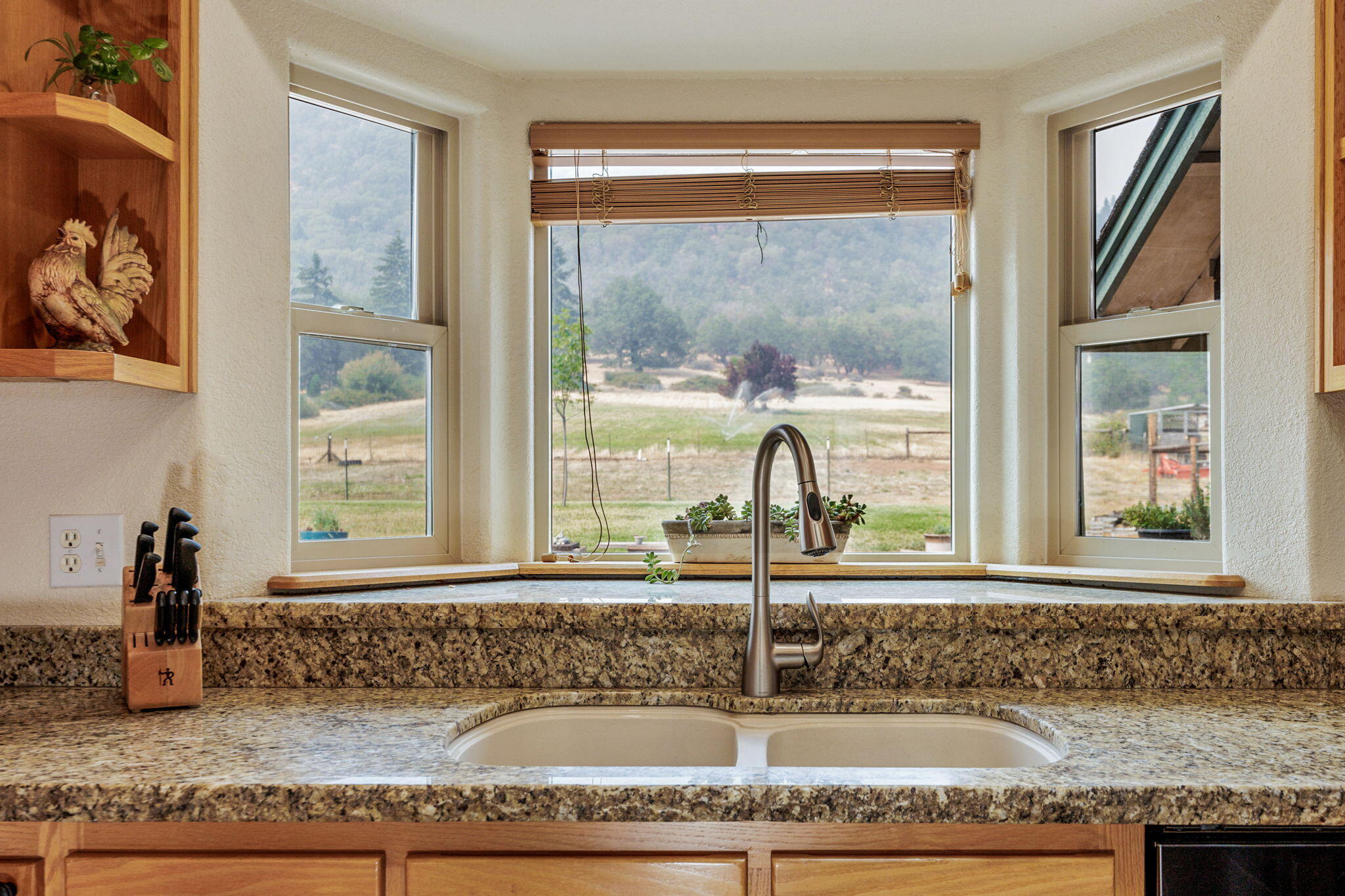 2575 East Evans Creek Road Rogue River, OR 97537 - Photo 15 of 68 Gallery Image 15