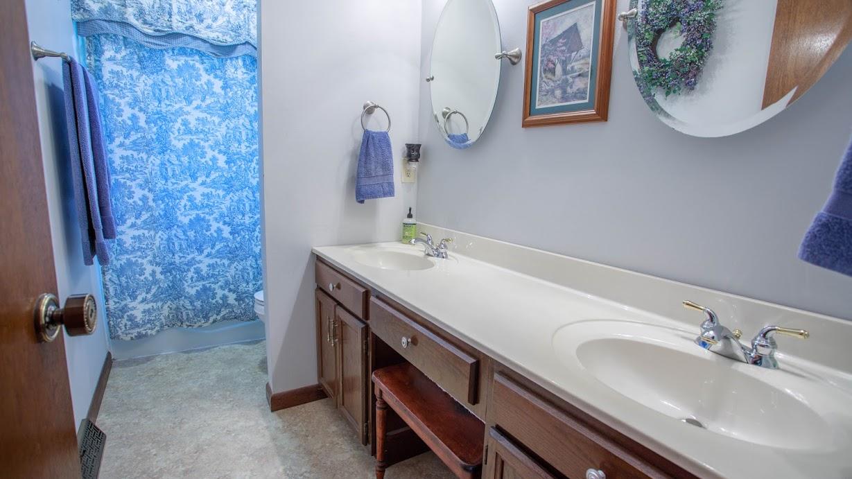7721 Castlecomb Road Powell, TN 37849 - Photo 20 of 39 Guest bath