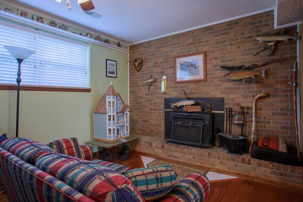 7721 Castlecomb Road Powell, TN 37849 - Photo 23 of 39 Den w/fireplace