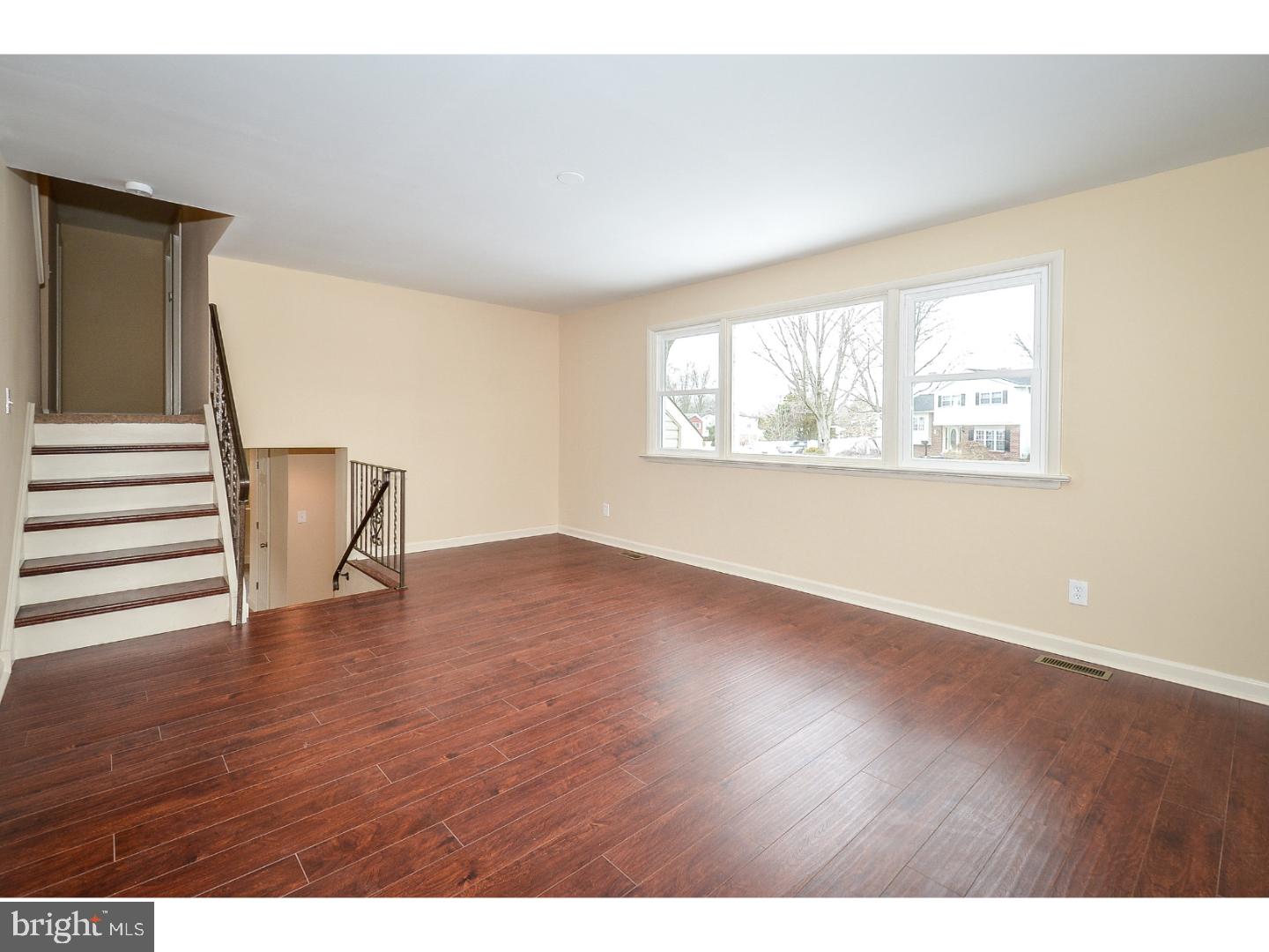 1252 Beverly Road Warminster, PA 18974 - Photo 9 of 25 Living Room