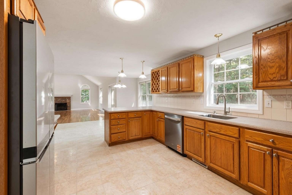 15 Marks Way Maynard, MA 01754 - Photo 8 of 20