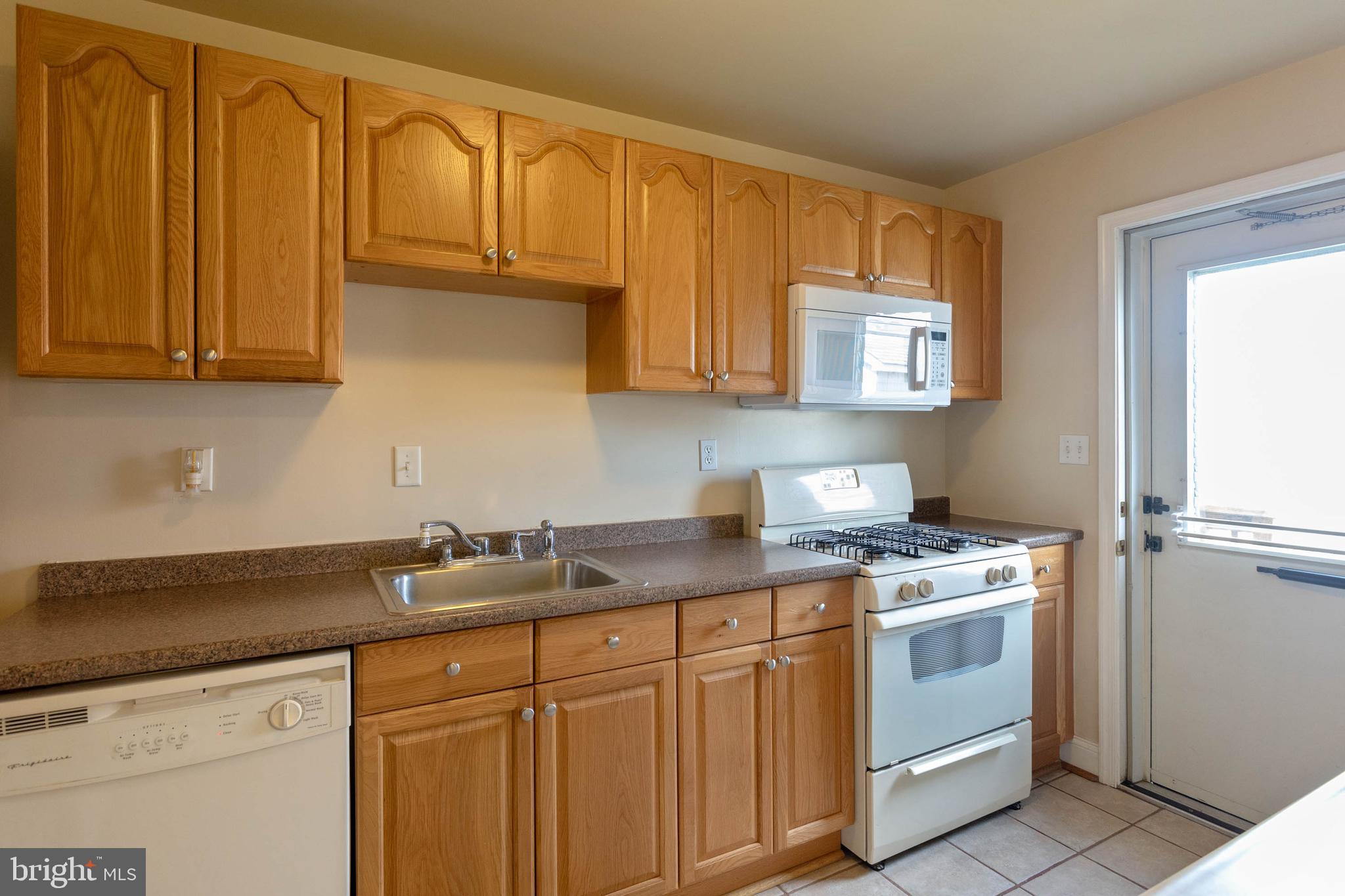 503 Grovethorn Road Baltimore, MD 21220 - Photo 10 of 31 Kitchen with Access to Rear Yard
