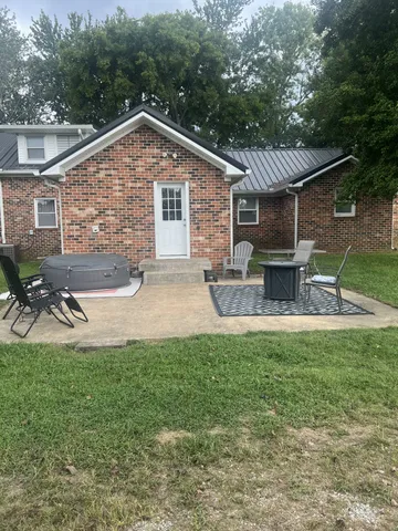 a view of a yard in front of house