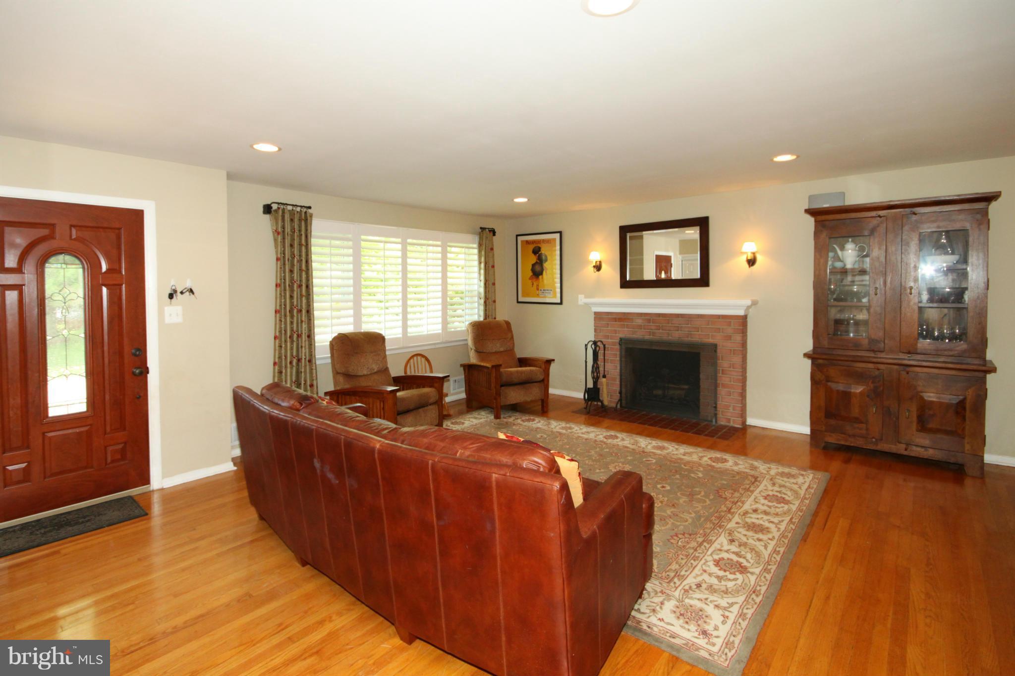 8103 Hatteras Lane Springfield, VA 22151 - Photo 3 of 27 Living Room
