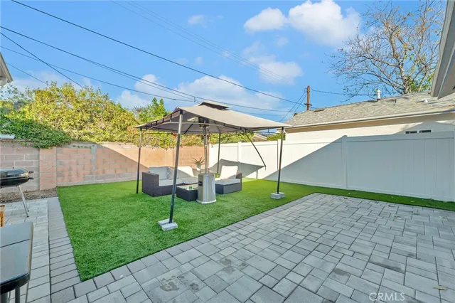 a view of a backyard