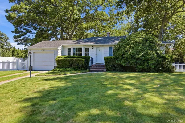 $550,000 | 34 Hollo Drive, Holbrook, NY 11741