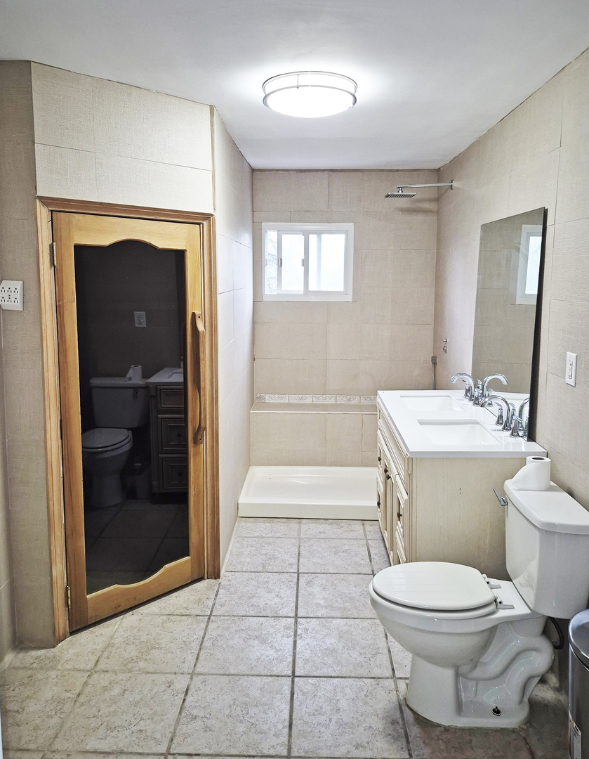 305 East Jackson Street Cullom, IL 60929 - Photo 12 of 23 a bathroom with a toilet a sink and shower