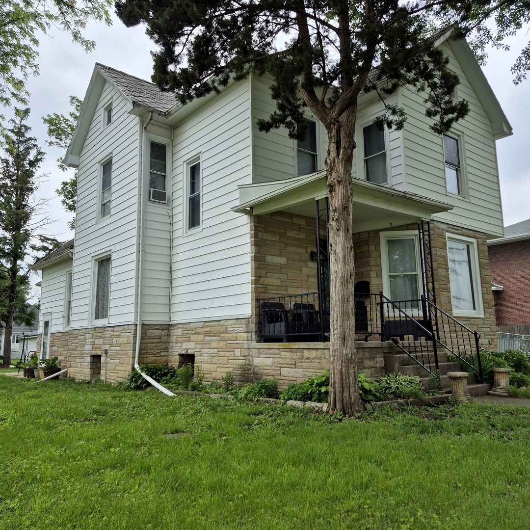 305 East Jackson Street Cullom, IL 60929 - Photo 2 of 23 front view of a house with a yard