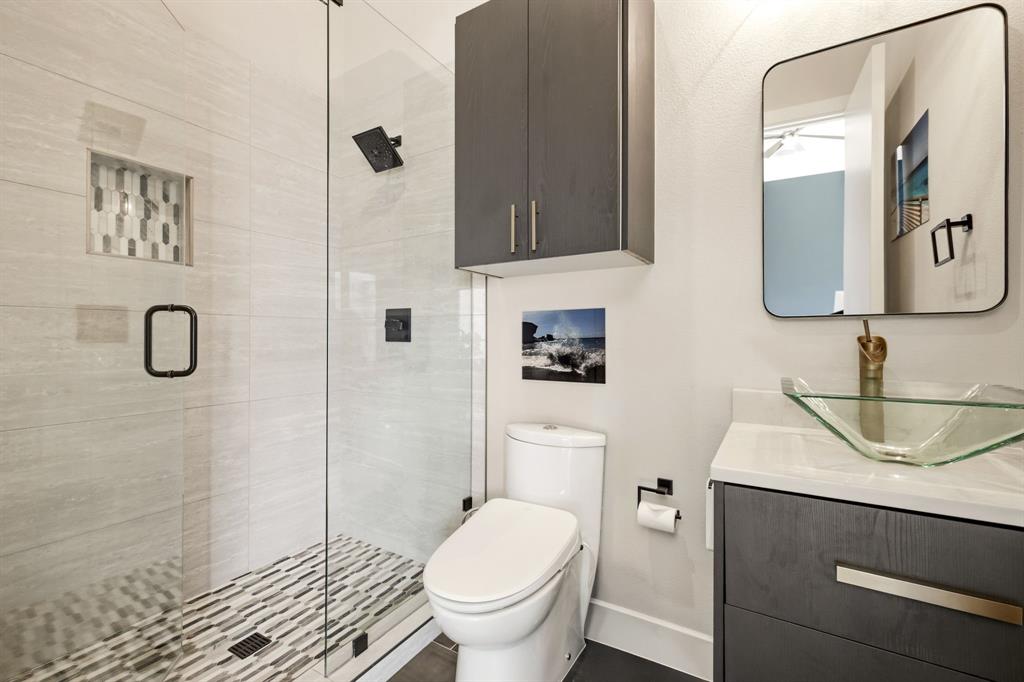 4928 Blaynes Road The Colony, TX 75056 - Photo 24 of 38 Bathroom 2