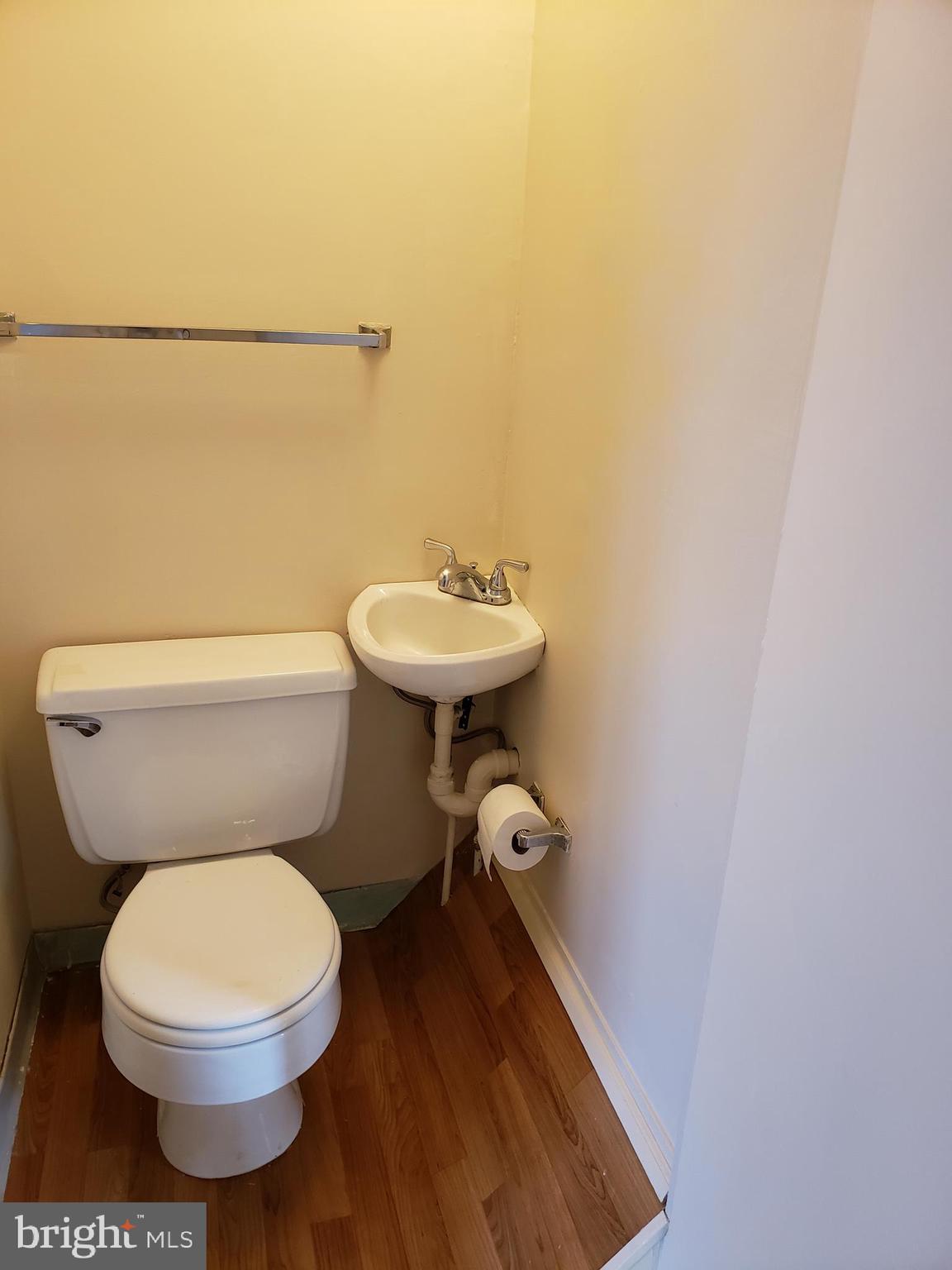 204 Cove Road Essex, MD 21221 - Photo 4 of 14 1st Floor Half Bath
